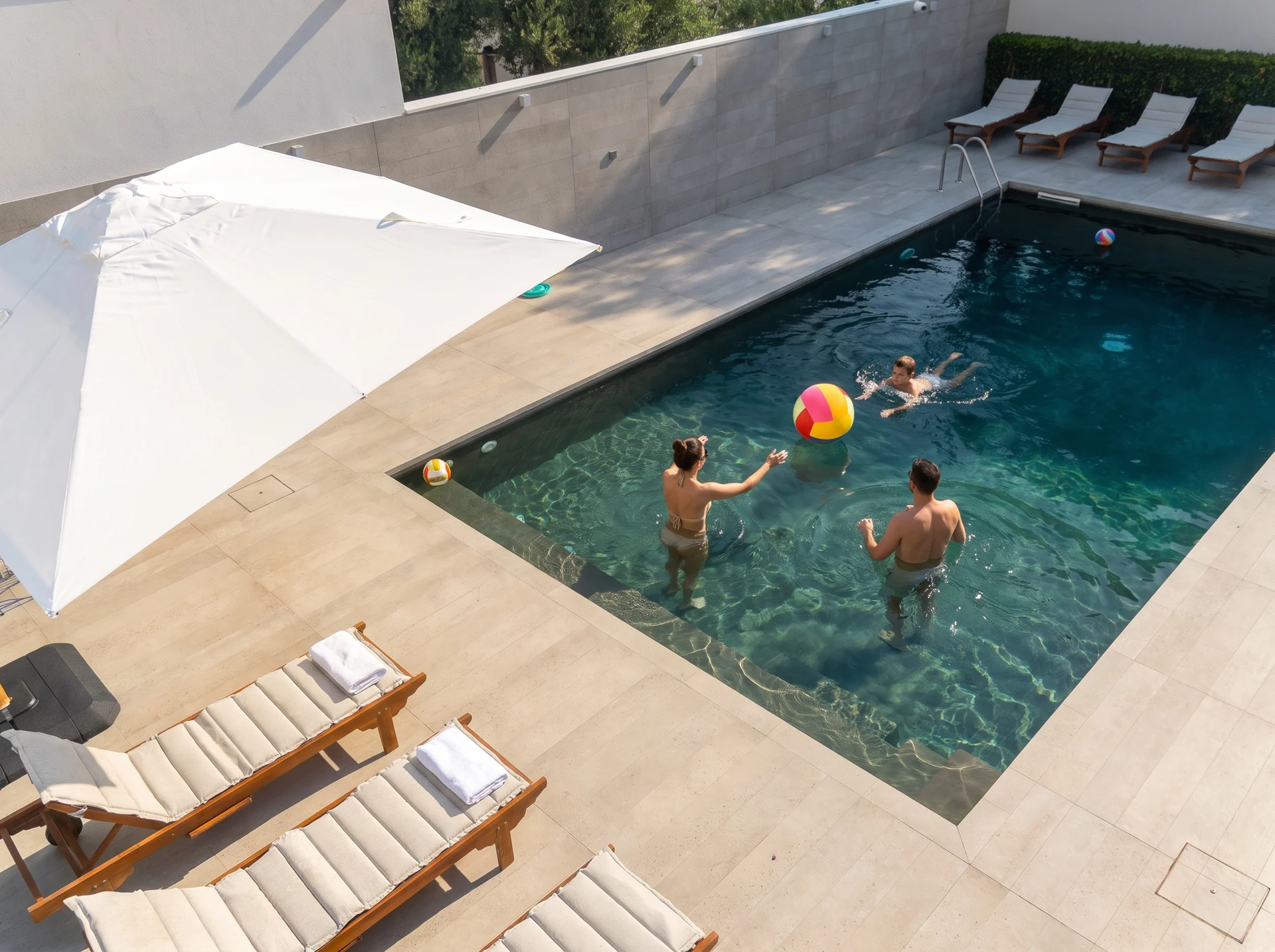 Un tuffo in piscina — Villa Bizzarria