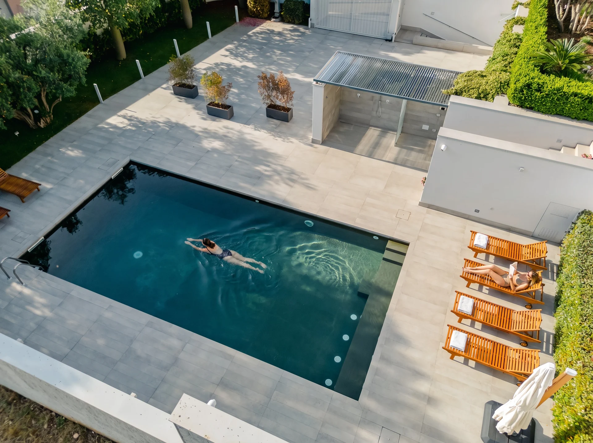 Una donna nuota nella piscina di Villa Bizzarria