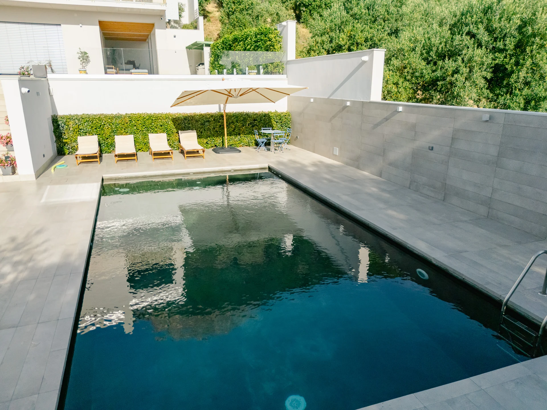 Riflessi in piscina — Villa Bizzarria