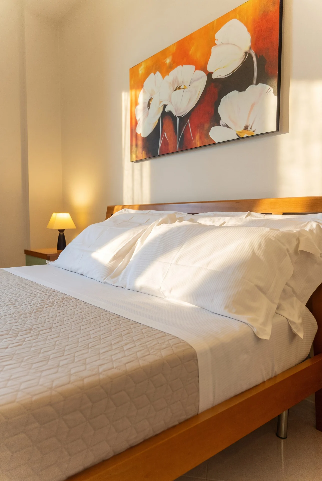 Camera con letto in legno — Villa Bizzarria