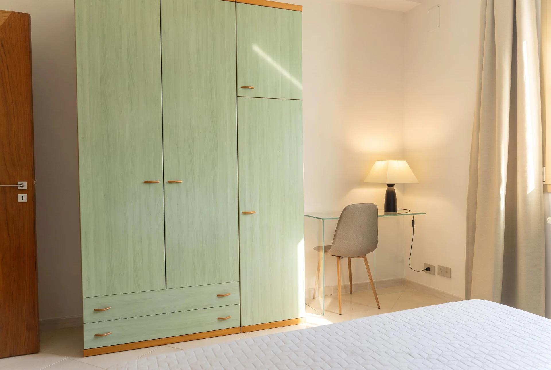 Camera con letto in legno — Villa Bizzarria