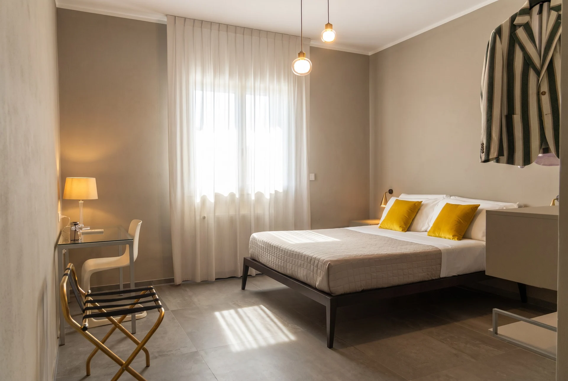 Camera con tende chiare — Villa Bizzarria
