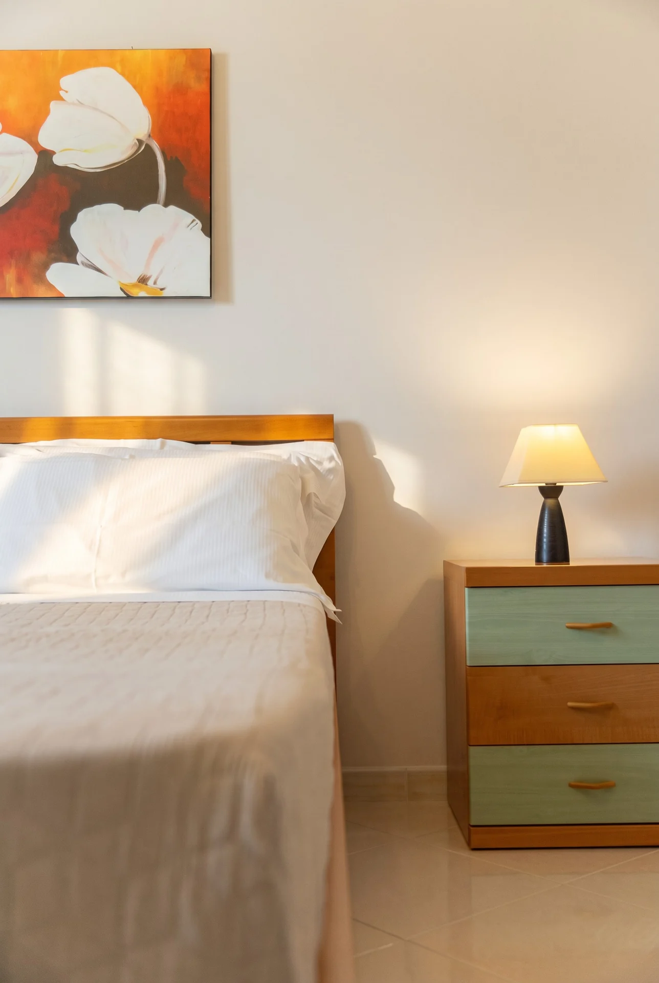 Camera con letto in legno — Villa Bizzarria