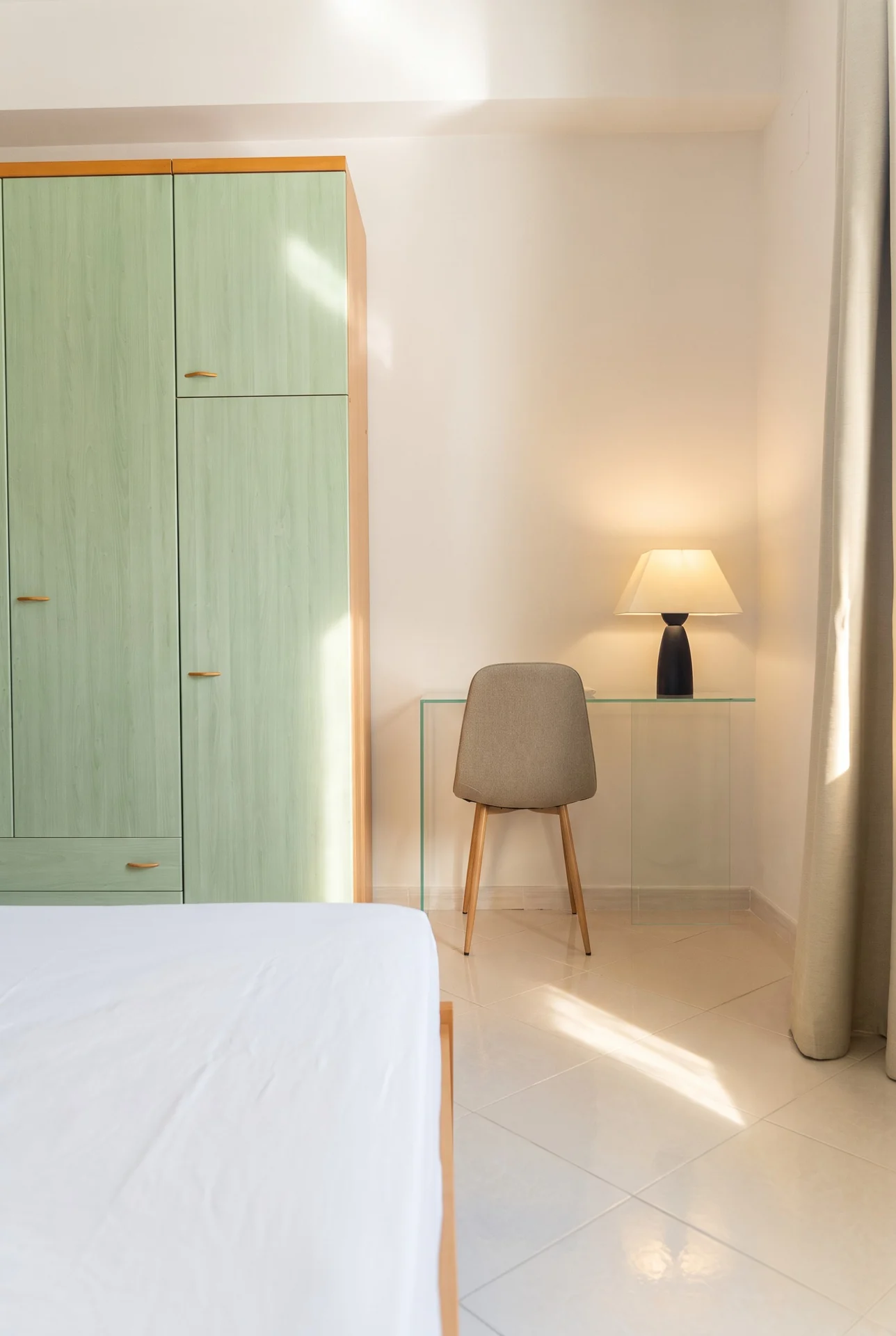 Camera con letto in legno — Villa Bizzarria