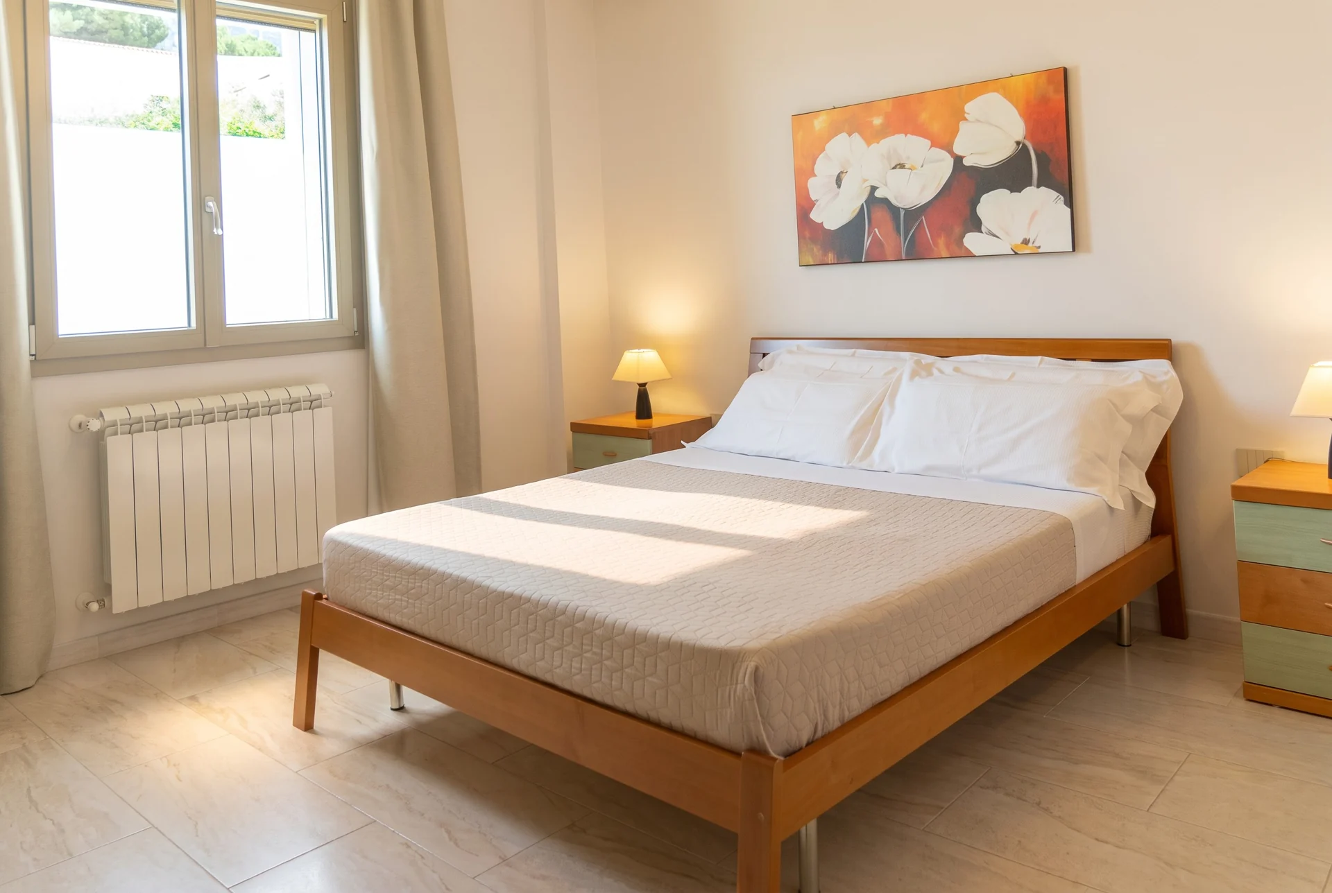 Camera con letto in legno — Villa Bizzarria