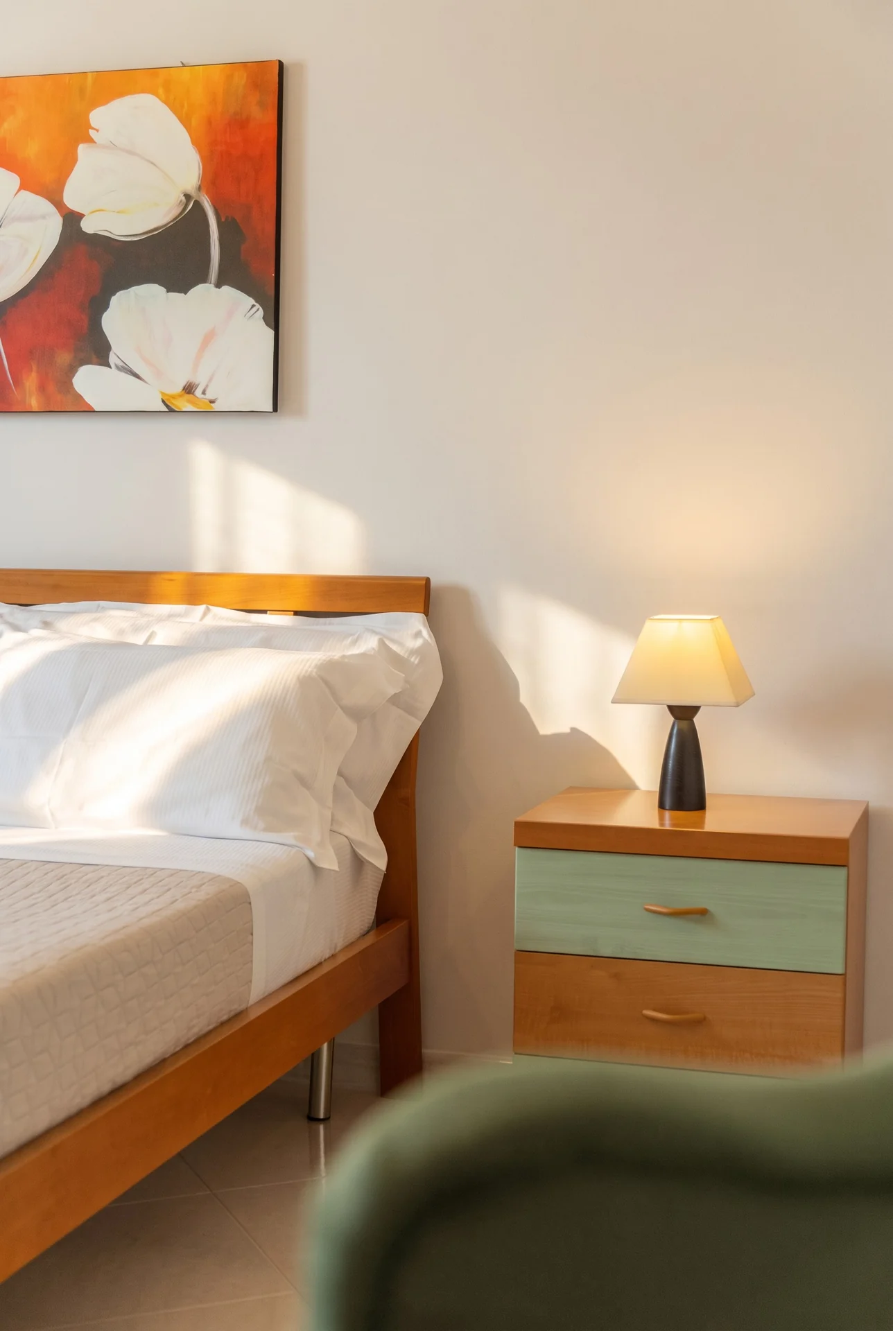 Camera con letto in legno — Villa Bizzarria