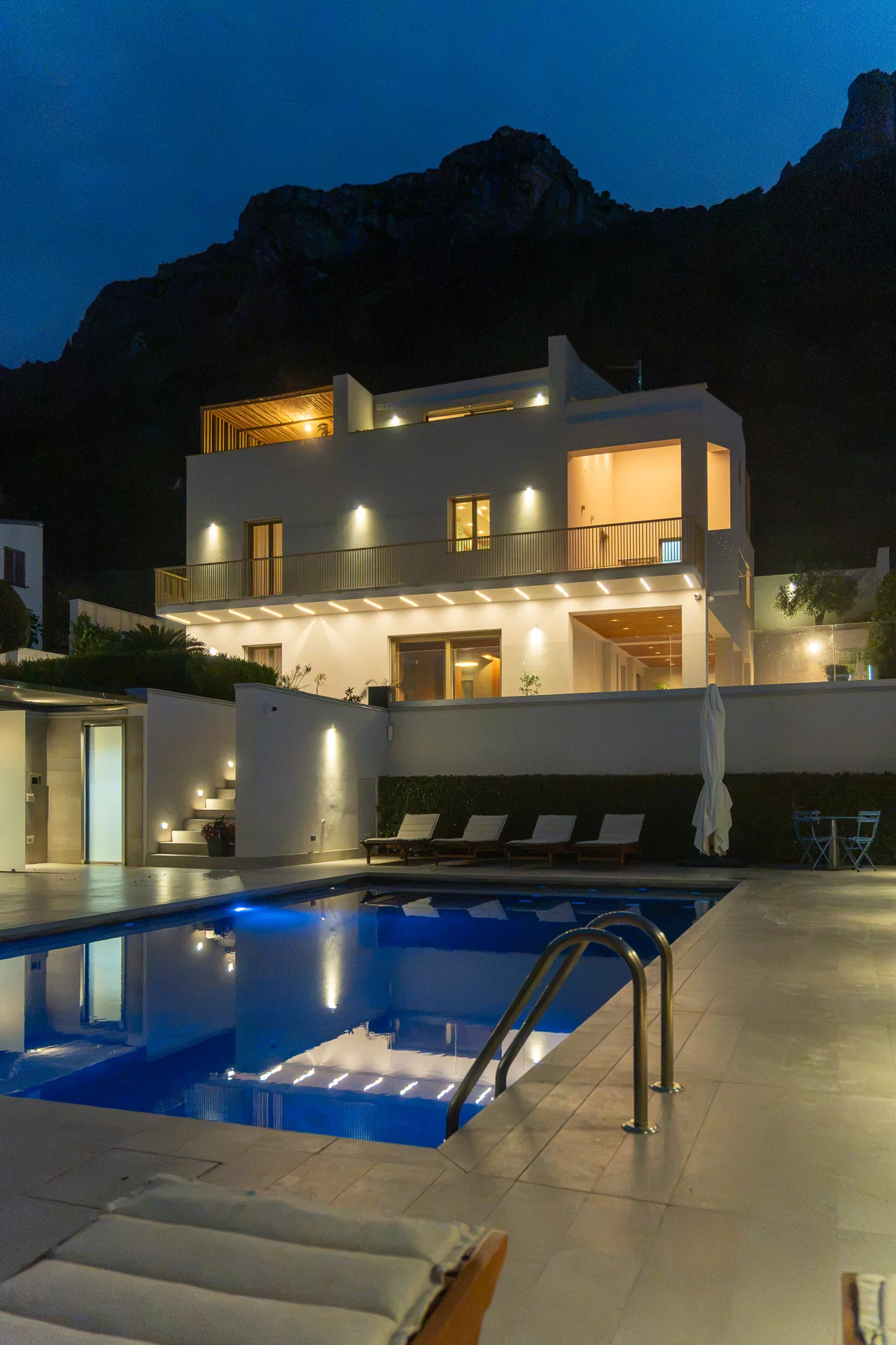 La piscina di sera — Villa Bizzarria